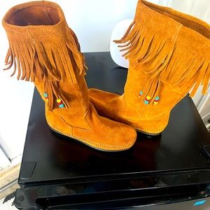 Minnetonka NWOT ❤️ Size 6.. Absolutely Stunning Moccasins😍